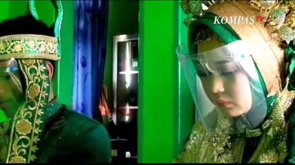 Pasangan Ini Tetap Menikah Walau Dikepung Banjir Dan Pandemi Covid