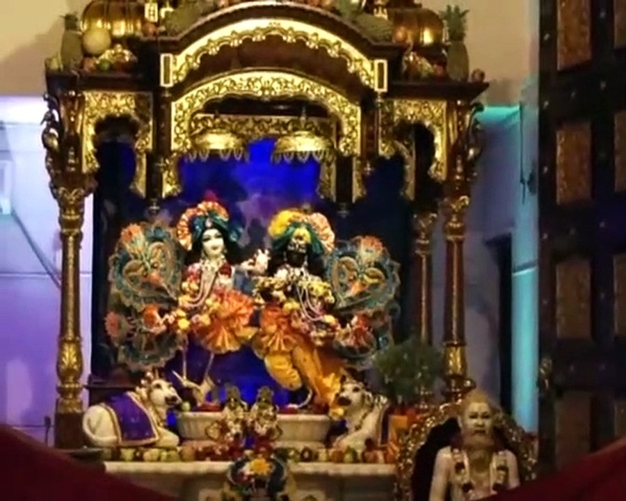 इस्कान मंदिर में कोरोना की गाइडलाइन का पालन करत...