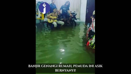VIRAL! Tiga Pria Ini Santuy Bernyanyi Ditengah Banjir
