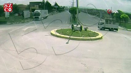Cam yüklü kamyonet dönüş yaparken böyle devrildi