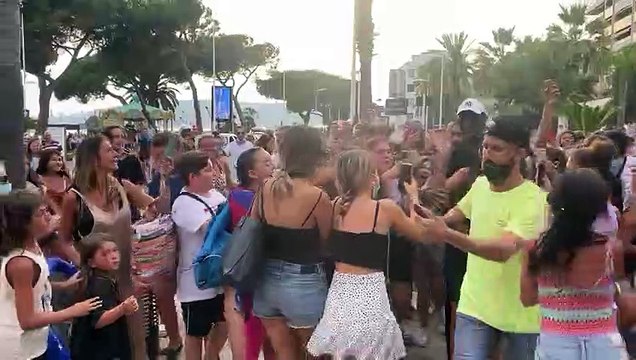 EXCLU - Panique et affolement en fin d'après-midi à Juan-les-Pins lors de l'arrivée de stars de télé-réalité dont Maeva Ghennam pour une inauguration