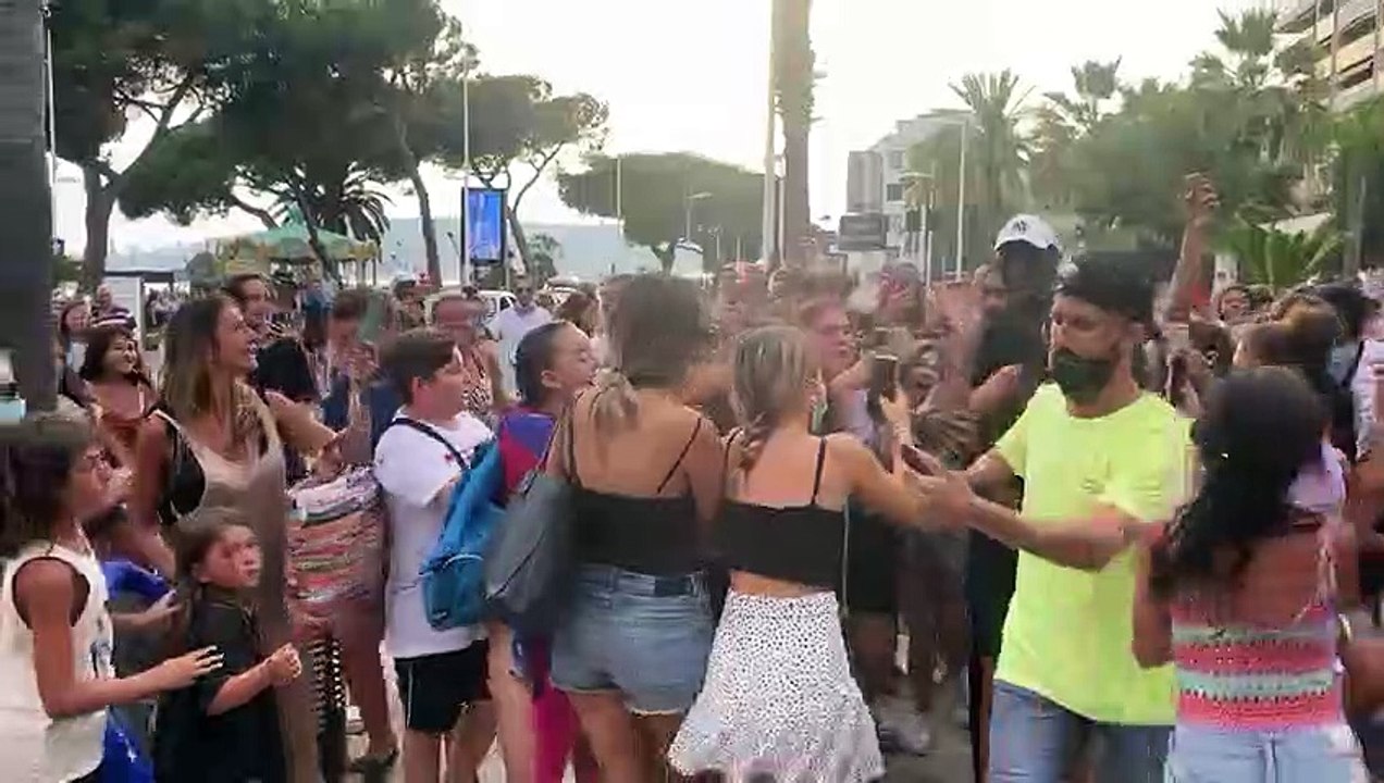 EXCLU - Panique et affolement en fin d'après-midi à Juan-les-Pins lors de l'arrivée de stars de télé-réalité dont Maeva Ghennam pour une inauguration