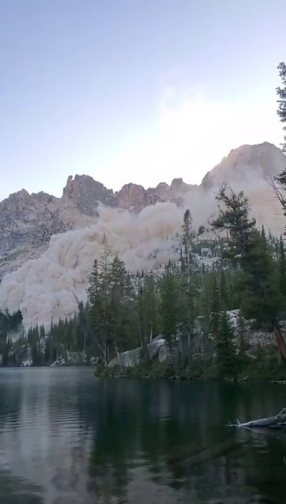 Des randonneurs en panique face à un glissement de terrain... terrifiant