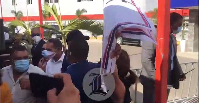 Seguridad presidencial destroza carteles de protesta en inauguración de hospital Arturo Grullón en Santiago
