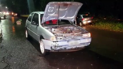 Colisão frontal envolve dois carros na Rua Jacarezinho