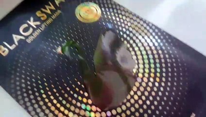 Black swan golden lifting mask