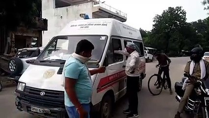 Скачать видео: संक्रमित व्यक्ति की तबियत बिगड़ी, चिकित्सक ने एल-1 हास्पिटल में कराया शिफ्ट