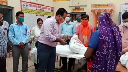 मैनपुरी: माईसेम सीमेंट कंपनी ने गरीबो को बांटी खाद्यान सामिग्री