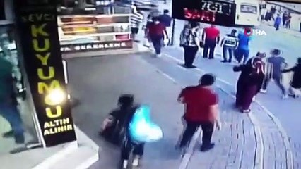 Kapkaççıyı yakalamak için vatandaşlar seferber oldu...Kovalamaca anları kamerada