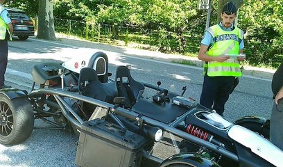 Les gendarmes français interceptent une mystérieuse voiture de sport