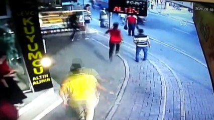 Adana'da vatandaşların kovaladığı kapkaç zanlısını trafik polisi yakaladı