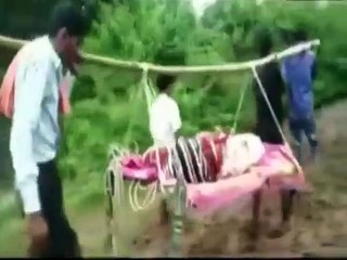 लापरवाह सिस्टम, बेबस लोगः सड़क नहीं होने से एंबुलेंस नहीं आई, बीमार महिला को घाट पर लिटाकर अस्पताल लाया परिवार