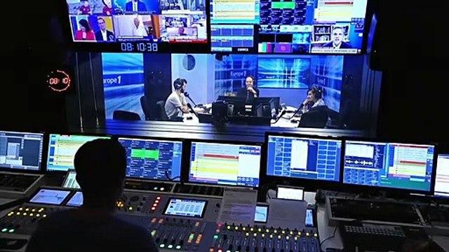 Nicolas Sarkozy en tête des ventes en librairies et accueilli en rock star à Toulon