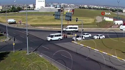 Kırmızı ışıkta geçince karşıdan gelen otomobille çarpıştı...Kaza anı kamerada