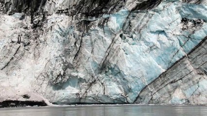 Large Chunk of Glacier Causes Wave as It Crashes Into the Ocean