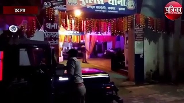अपराधियो को पकडने को मुस्तैद पुलिस की गाड़ी हुई खराब, वर्दीधारी लगा रहे है धक्का