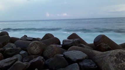 Amazing waves struck to each other!!(°•°)