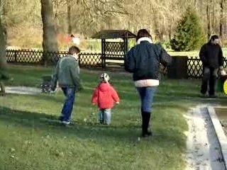 Camille joue avec maman