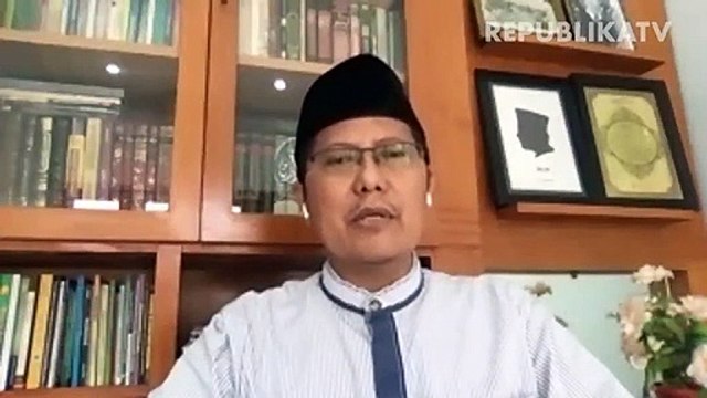Kashmiri Muslim children run playfully towards a group of pigeons in the compound of a shrine in Srinagar, India.