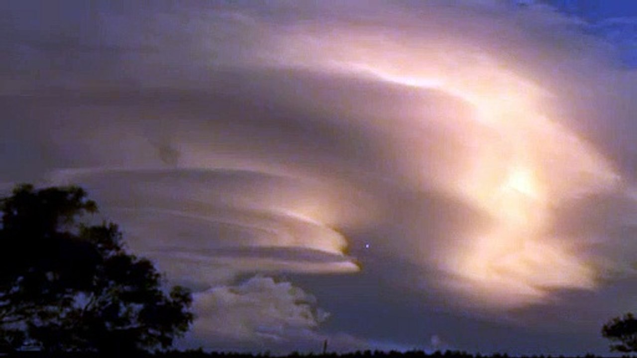 Best UFO Sighting! Flying Predator Watch Now!