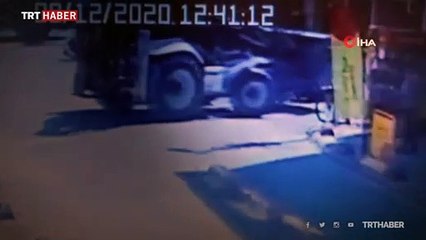 Sokakta manevra yapan kepçe yaşlı kadına çarptı