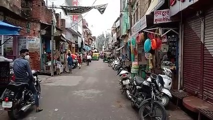 छत से सड़क पर गिर रहा पानी, जनता को निकलने में हो रही परेशानी