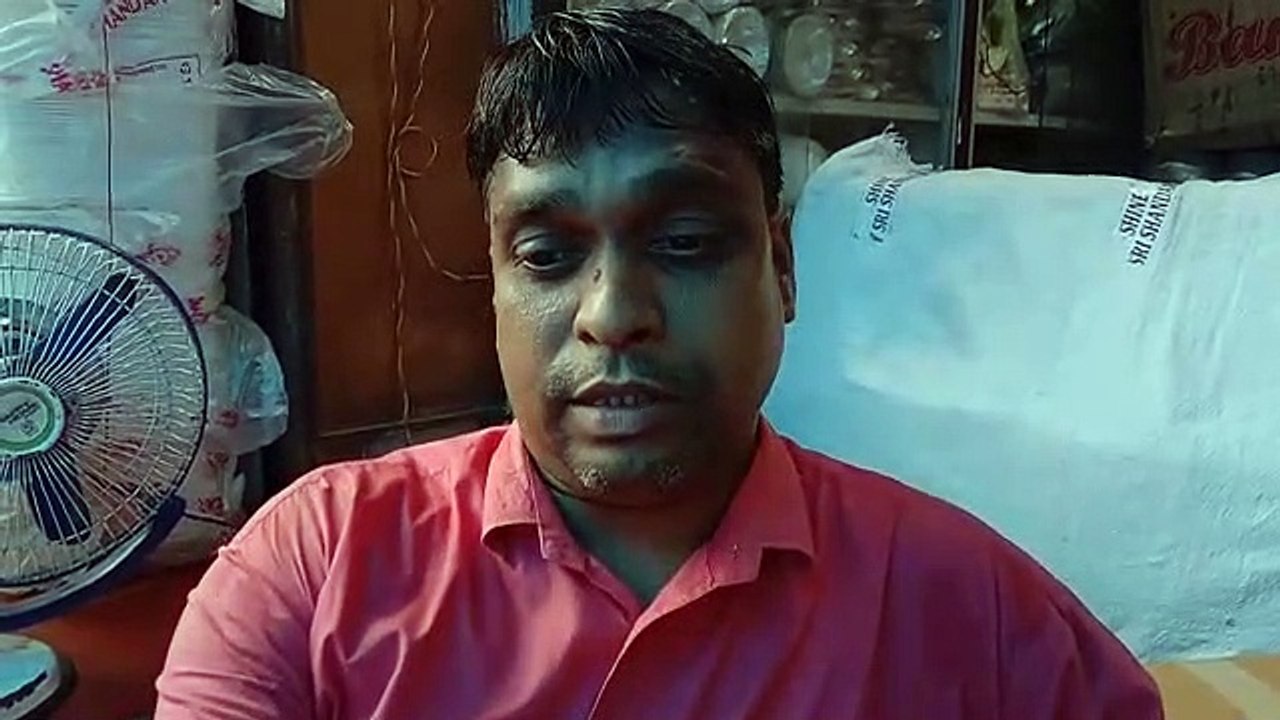 जर्जर इमारत से भयभीत है दुकानदार