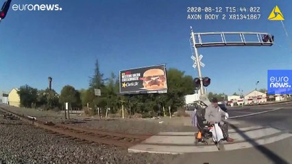 Tekerlekli sandalyesi raylara sıkışan kişi son anda polis tarafından kurtarıldı