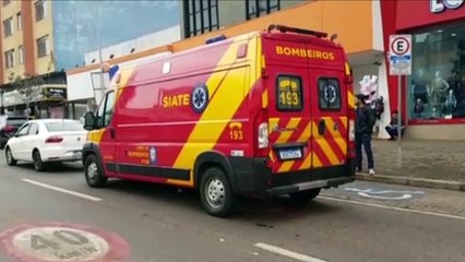 Gestante é socorrida após acidente entre carro e moto na Avenida Brasil