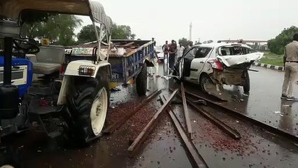 हाइवे पर टकराए ट्रैक्टर व कार, तीन घायल