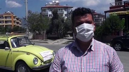 Kocak,Pria Ini Tutupi Mobilnya Pakai Masker