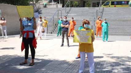 Celadores protestan ante el Gregorio Marañón