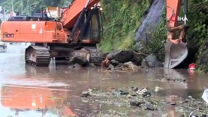 Karadeniz Sahil Yolu'nda heyelan