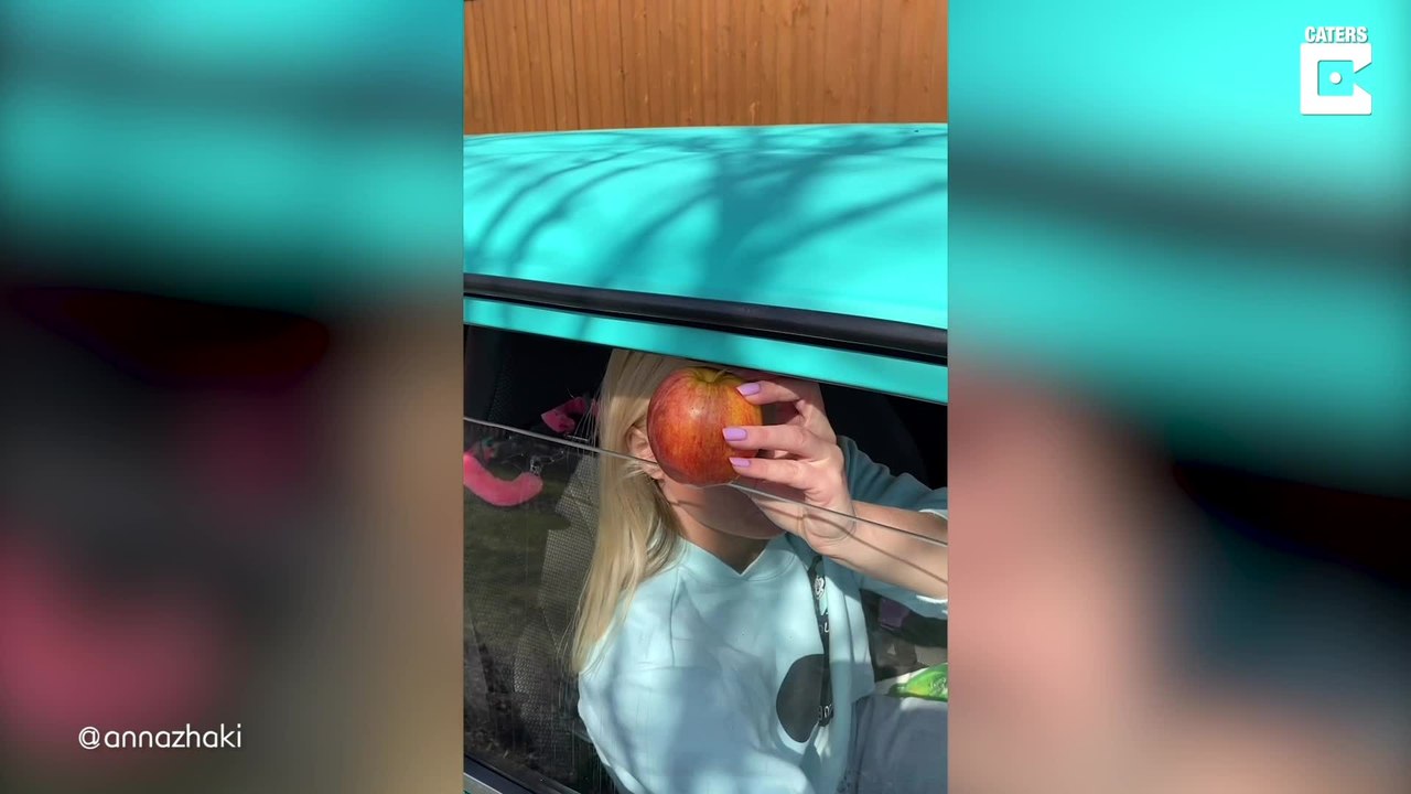 Ungewöhnliche Technik: Russin teilt Apfel mit Autofenster