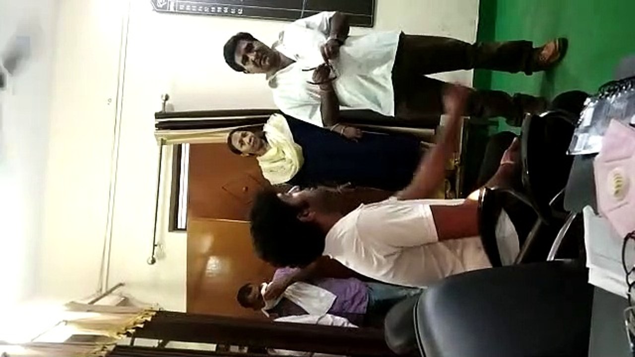 खंड शिक्षा अधिकारी और जिला व्यायाम शिक्षक के बीच मारपीट का वीडियो वायरल