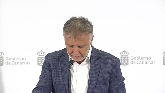 Canarias prohíbe fumar y obliga al uso de la mascarilla en espacios abiertos