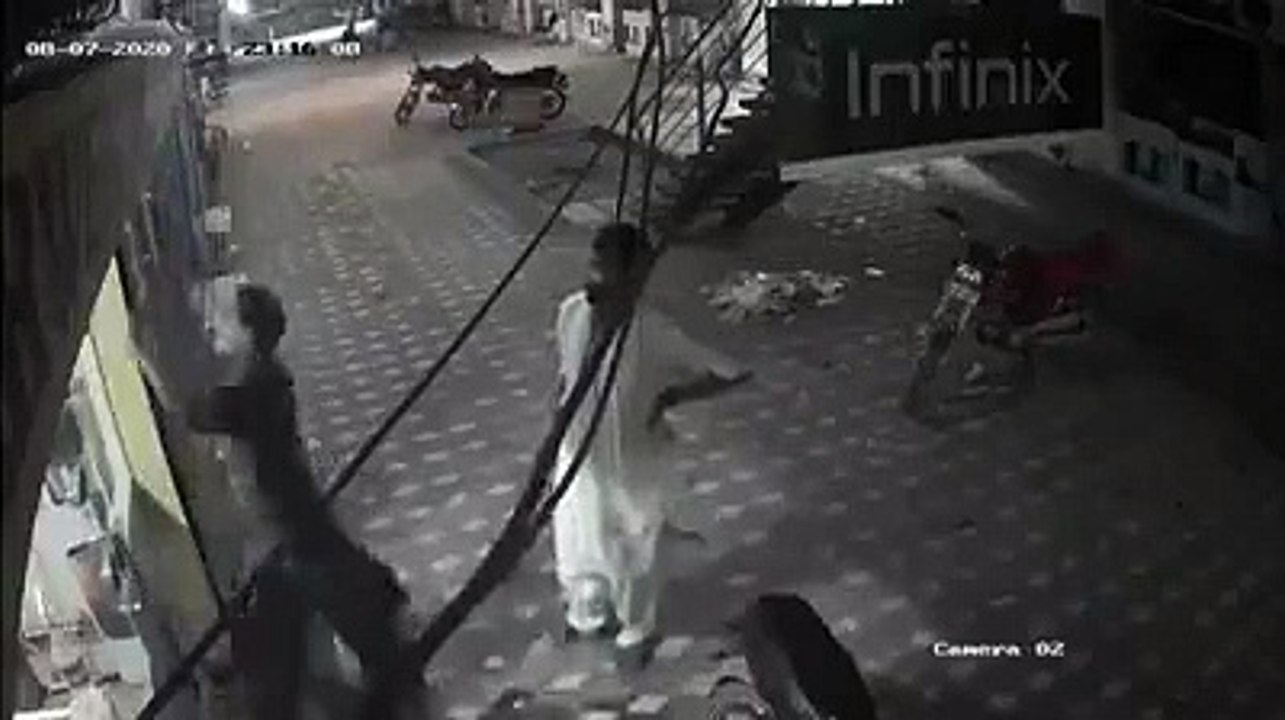 Très bon réflexe pour cet homme qui sauve son ami de l'électrocution