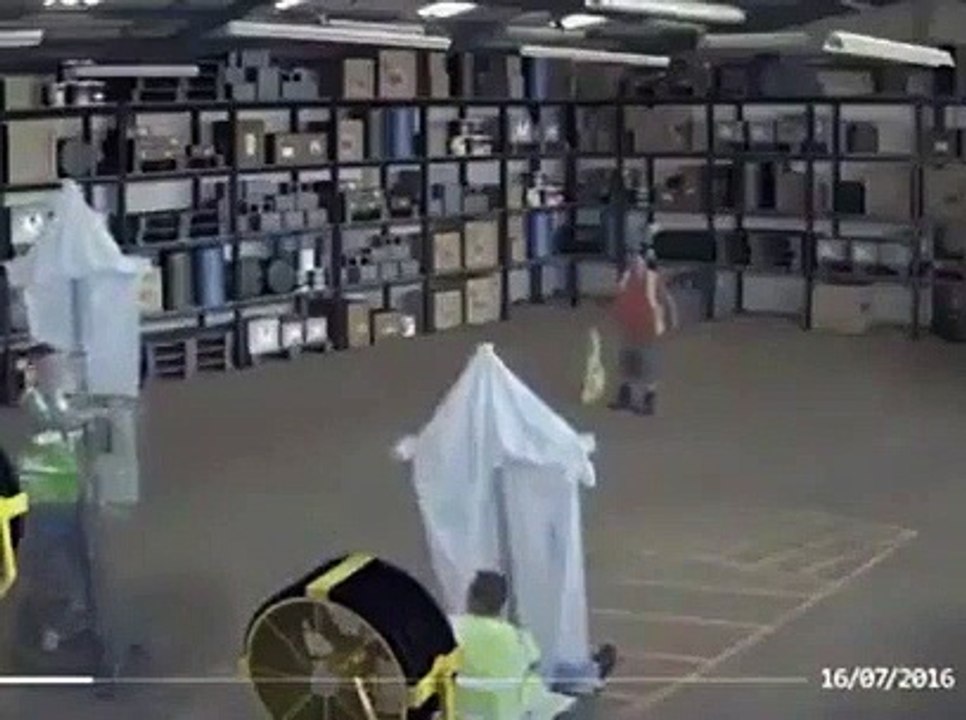 Grosse bêtise pour ces 2 ouvriers qui font la course dans un entrepôt