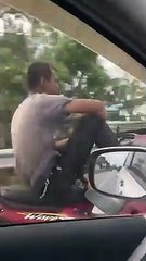 Regardez comment il conduit son scooter : risqué