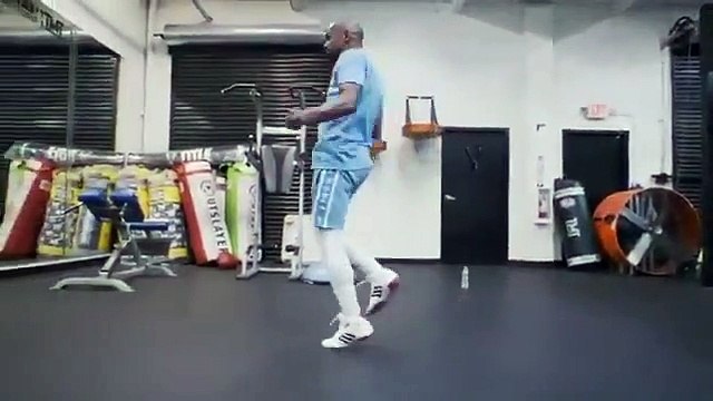 Une minute de corde à sauter avec Floyd Mayweather