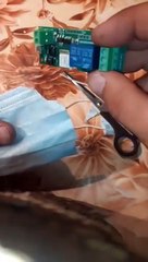 Il nous montre ce qui est caché à l'intérieur d'un masque coronavirus