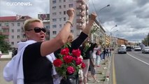 Minsk: fiori contro la violenza della polizia, come durante la rivoluzione ucraina di Maidan