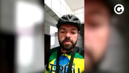 Trabalhadores usam bicicleta para evitar contaminação em ônibus