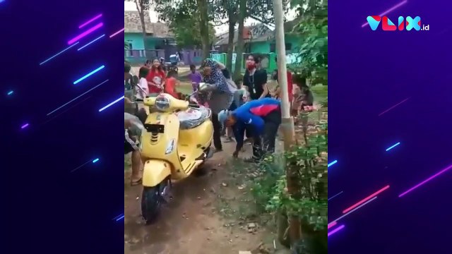 Skutik Vespa Baru Bikin Heboh Warga Sekampung