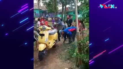 Skutik Vespa Baru Bikin Heboh Warga Sekampung