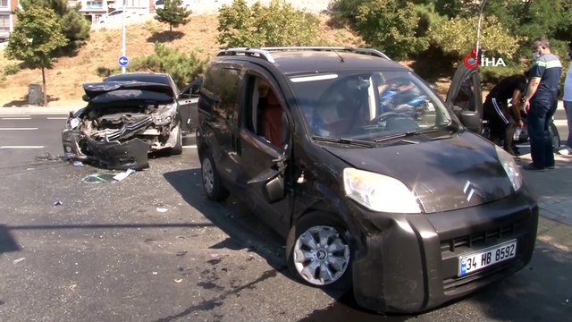 Kırmızı ışıkta geçti otomobil ve motosiklete çarptı: 3 yaralı