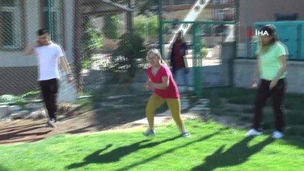 Maske ve sosyal mesafe kurallarına uyarak spor yapıyorlar