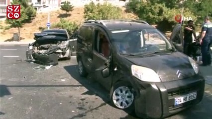 Kırmızı ışıkta geçti otomobil ve motosiklete çarptı: 3 yaralı