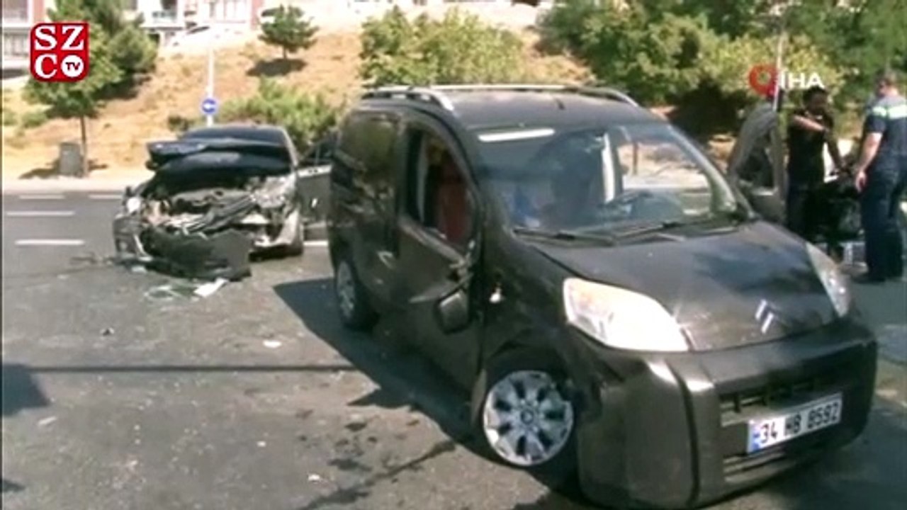 Kırmızı ışıkta geçti otomobil ve motosiklete çarptı: 3 yaralı