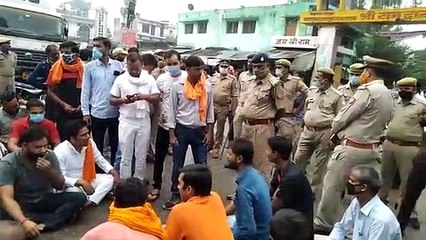लखीमपुर खीरी: सोशल मीडिया पर आपत्तिजनक पोस्ट को लेकर आक्रोश, रोड जाम